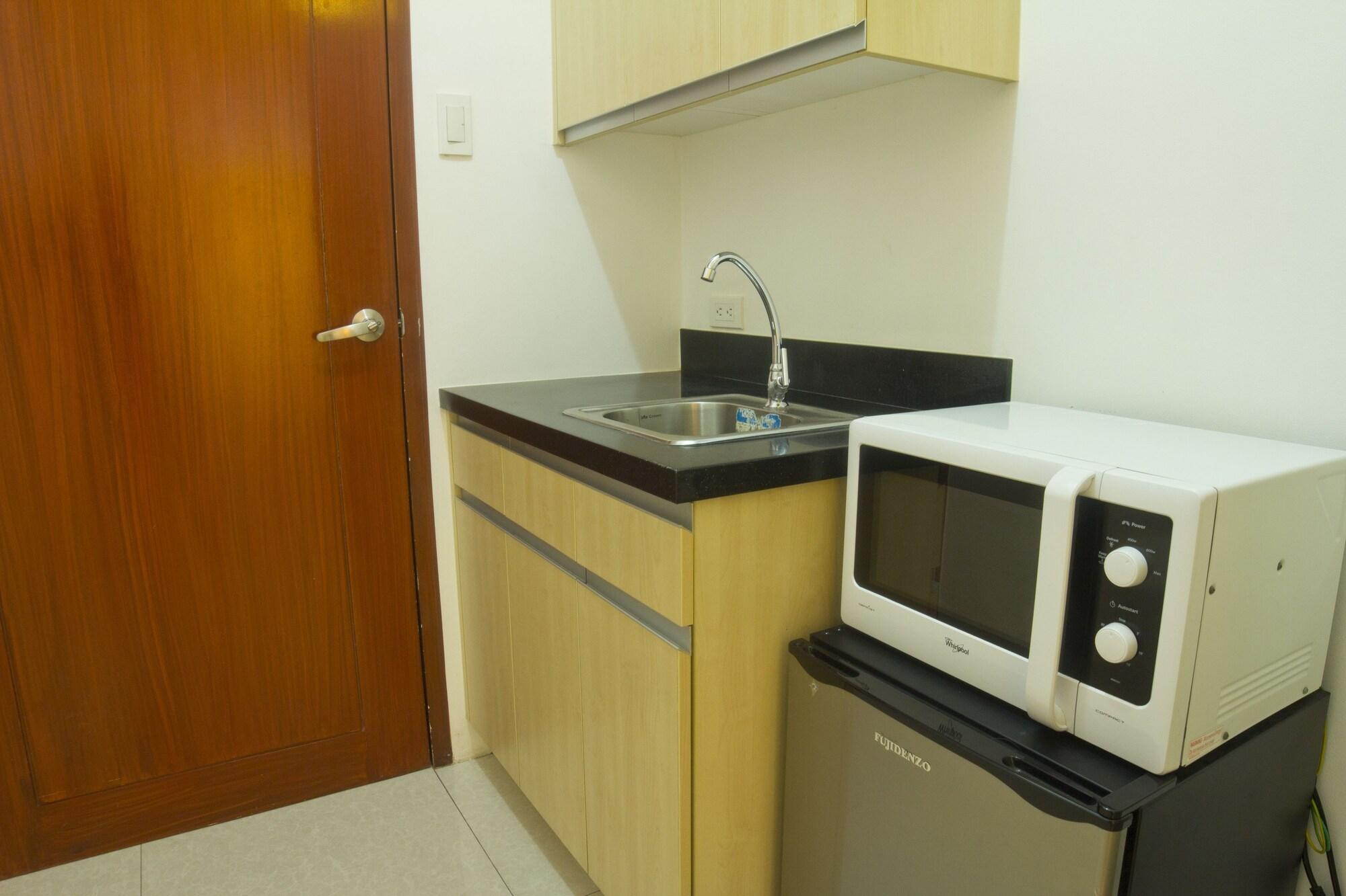 Oyo 893 Dian Suites Makati Маніла Екстер'єр фото