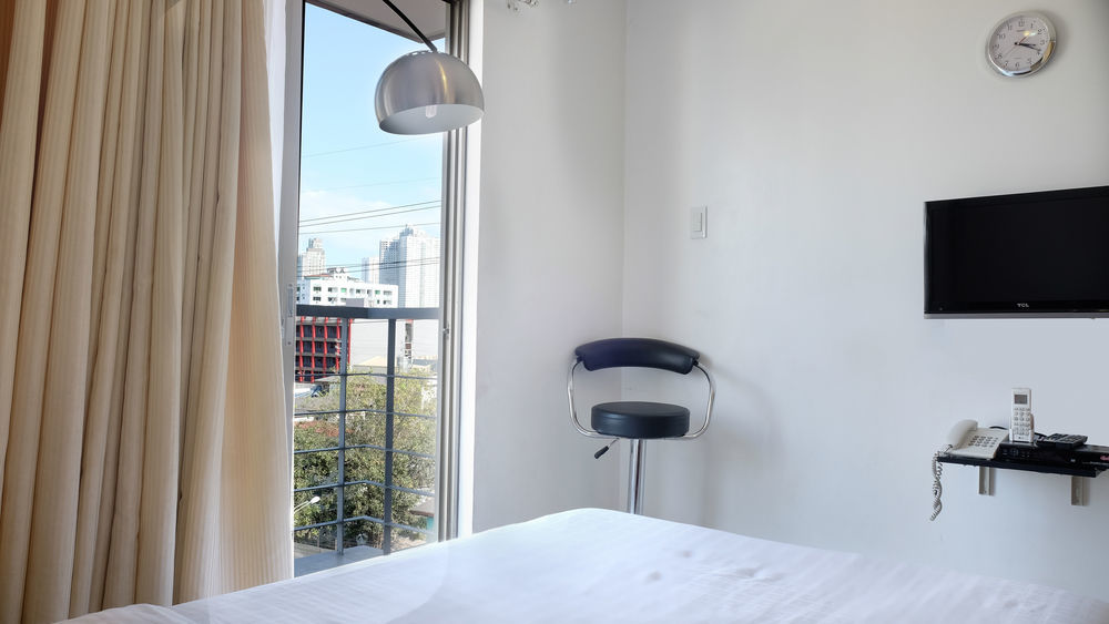 Oyo 893 Dian Suites Makati Маніла Екстер'єр фото