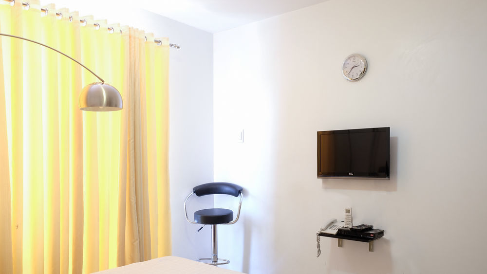 Oyo 893 Dian Suites Makati Маніла Екстер'єр фото
