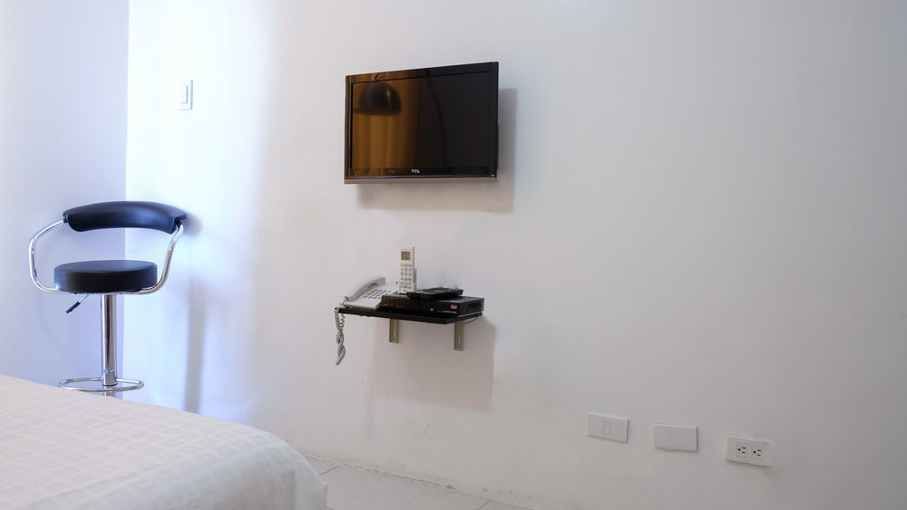 Oyo 893 Dian Suites Makati Маніла Екстер'єр фото