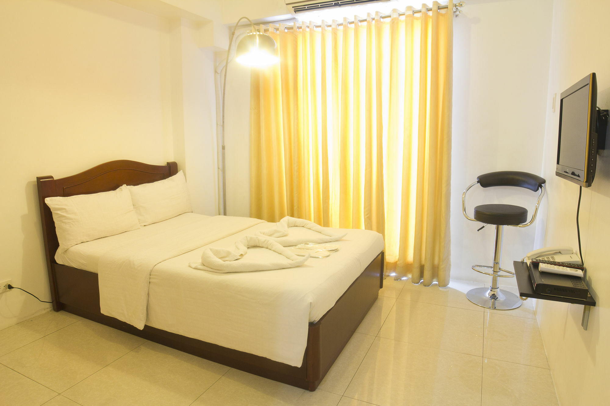 Oyo 893 Dian Suites Makati Маніла Екстер'єр фото