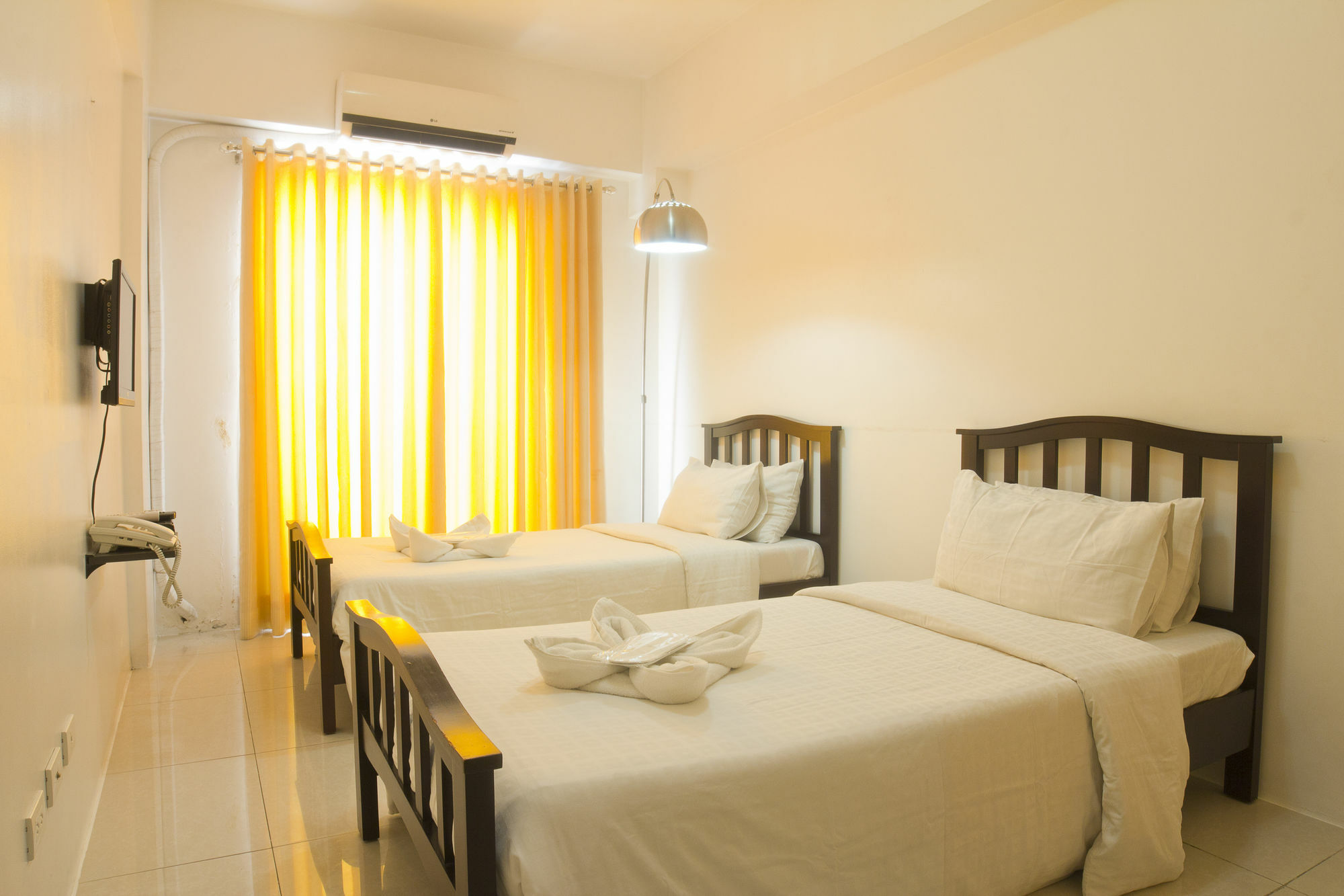 Oyo 893 Dian Suites Makati Маніла Екстер'єр фото