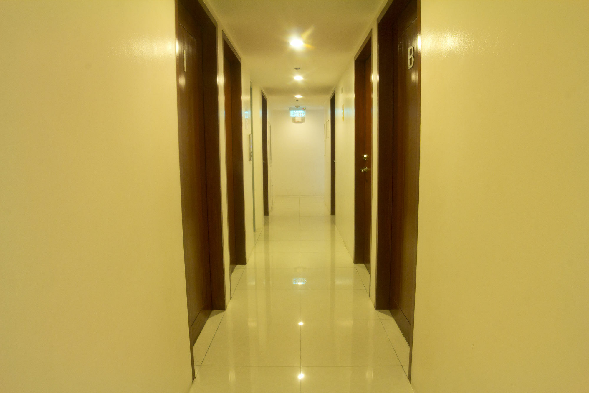 Oyo 893 Dian Suites Makati Маніла Екстер'єр фото