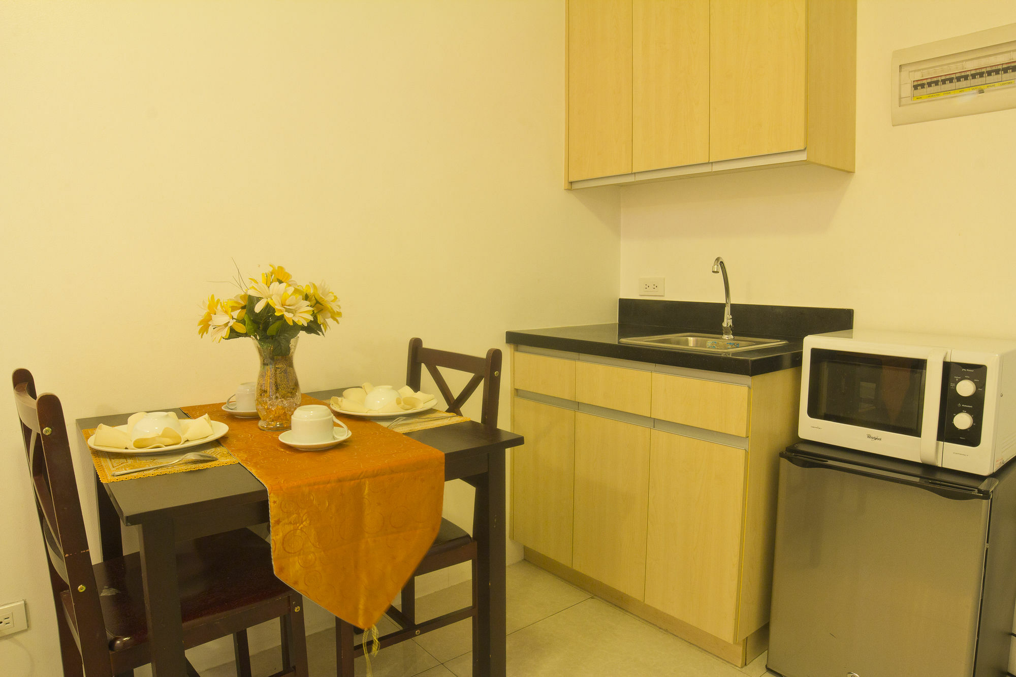 Oyo 893 Dian Suites Makati Маніла Екстер'єр фото