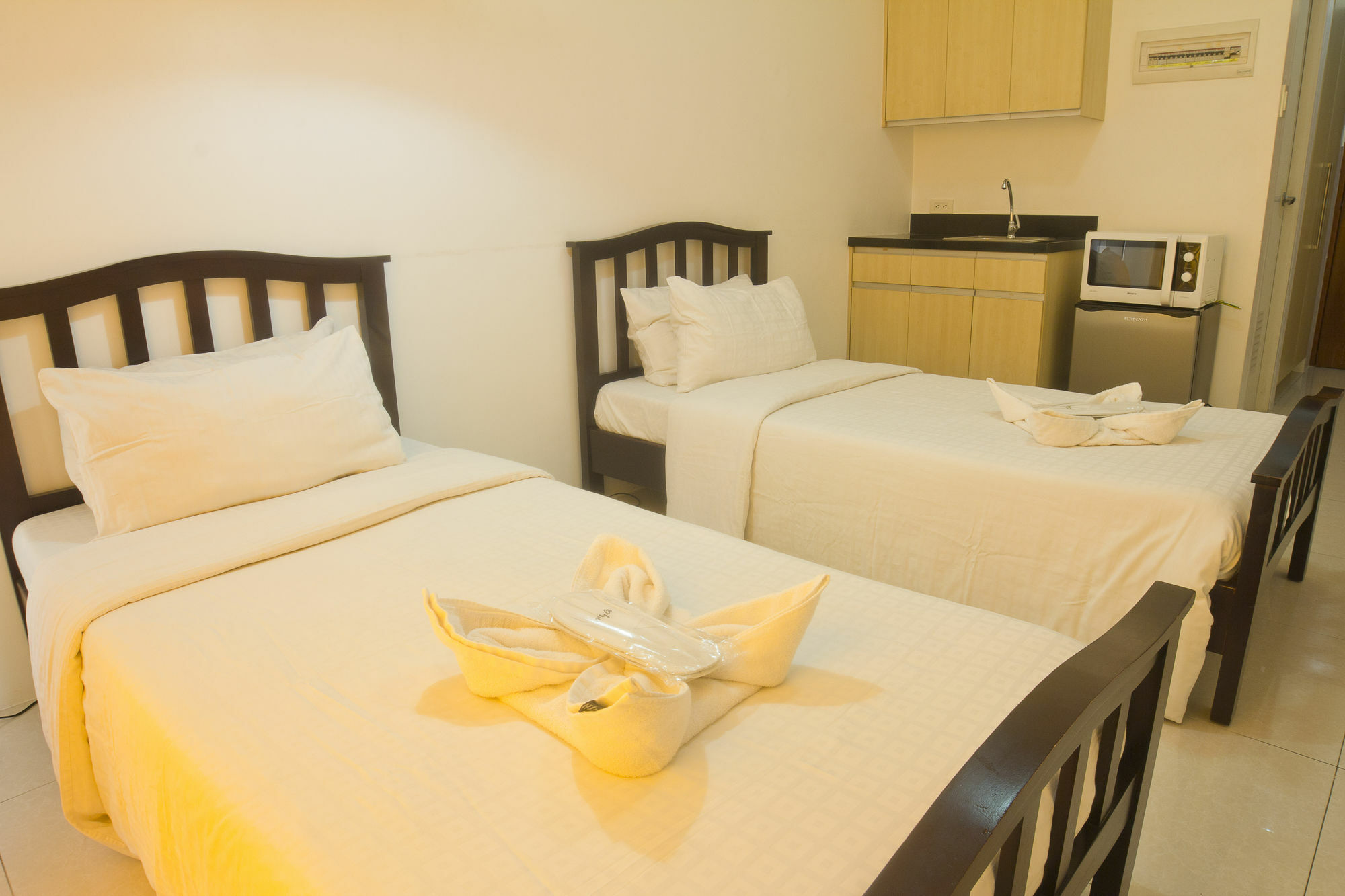 Oyo 893 Dian Suites Makati Маніла Екстер'єр фото